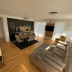 Apartment King With Private Parking *