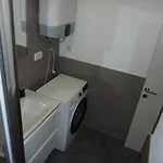 King With Private Parking Apartment *