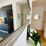 King With Private Parking Apartment *