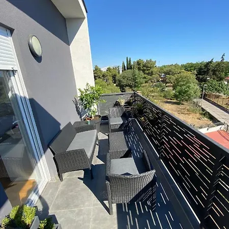 King With Private Parking