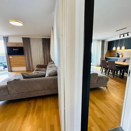 King With Private Parking *