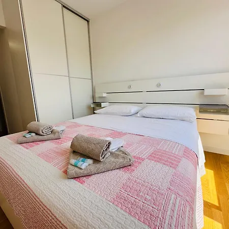 King With Private Parking * Zara