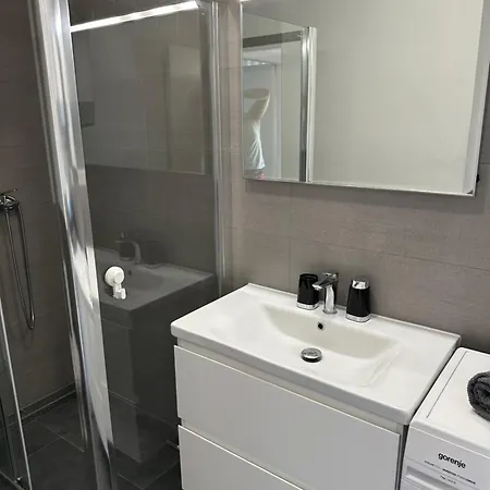 King With Private Parking