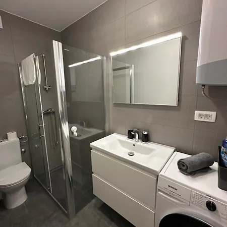 King With Private Parking *