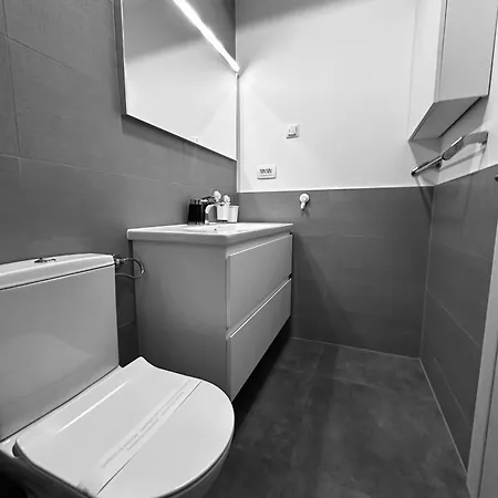 King With Private Parking Zara