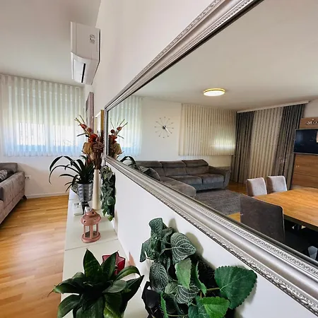 King With Private Parking *