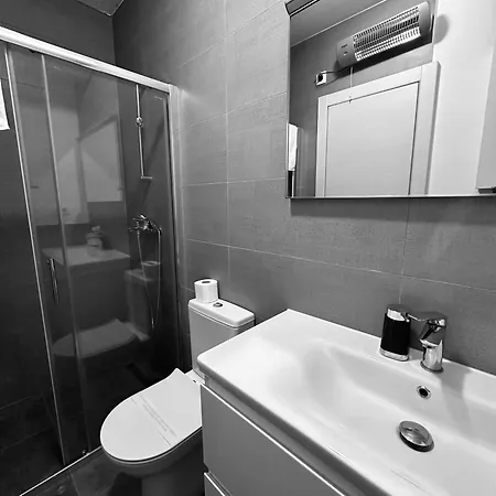 King With Private Parking *