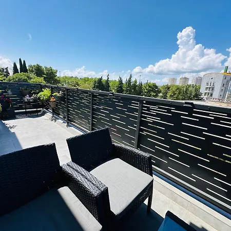 King With Private Parking Zara