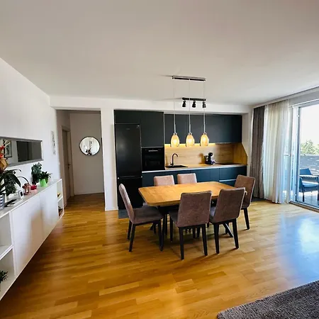 King With Private Parking