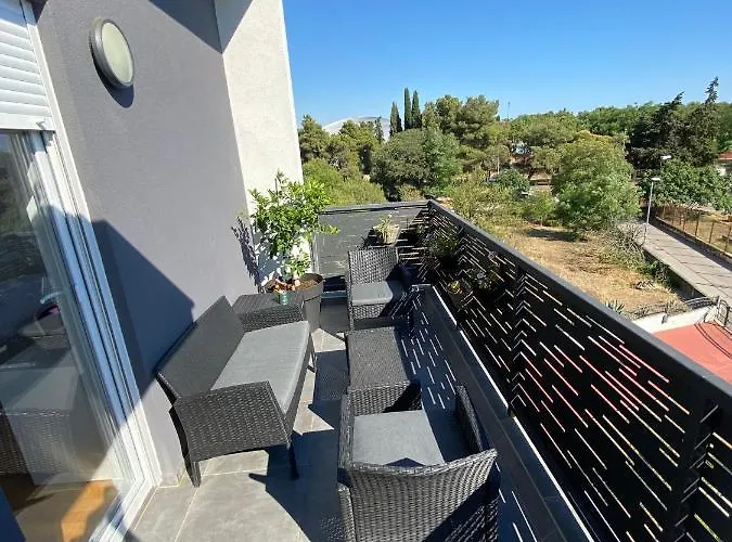 King With Private Parking